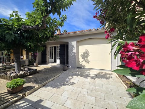 Property building, Garden, Balcony/Terrace, Inner courtyard view, Parking
