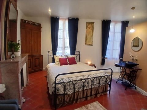 Bed, Living room, Photo of the whole room, Bedroom, wardrobe