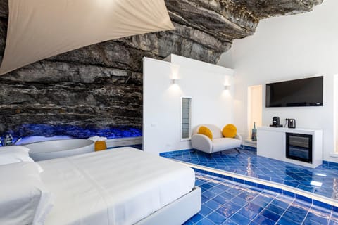 Bed, TV and multimedia, Bedroom
