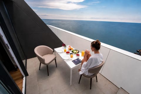 People, Natural landscape, View (from property/room), Balcony/Terrace, Living room, Food and drinks, Seating area, Dining area, Food, Guests, Sea view, Drinks, group of guests