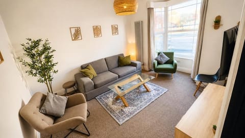Communal lounge/ TV room, TV and multimedia, Living room, Seating area, Evening entertainment