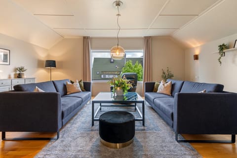 Game Room, TV and multimedia, Living room, Seating area, air conditioner