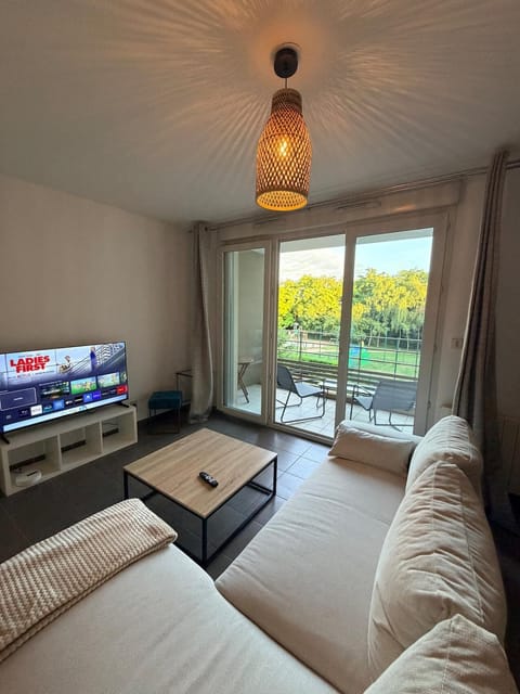 Communal lounge/ TV room, TV and multimedia, Living room, Seating area