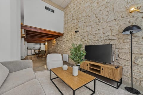 Bed, TV and multimedia, Living room, internet, acessibility
