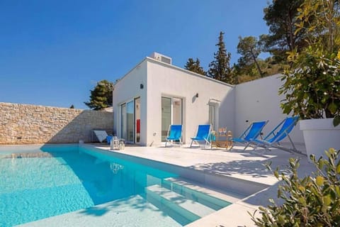 Property building, Day, Pool view, Sea view, Swimming pool, Location, sunbed