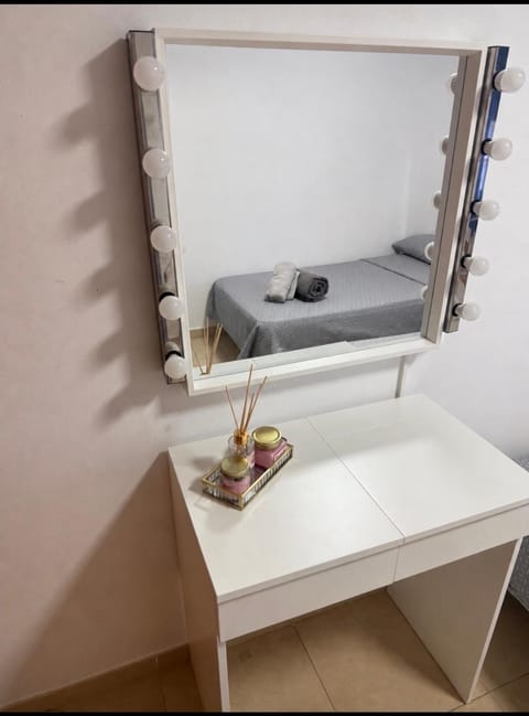 Bedroom, towels