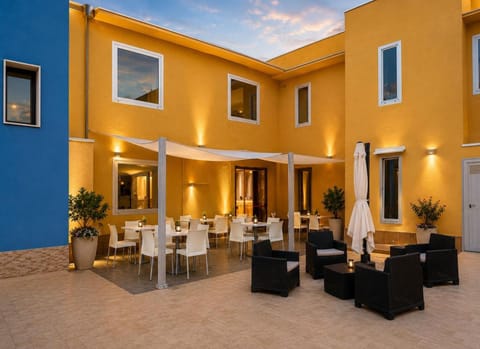 Restaurant/places to eat, Banquet/Function facilities, Seating area