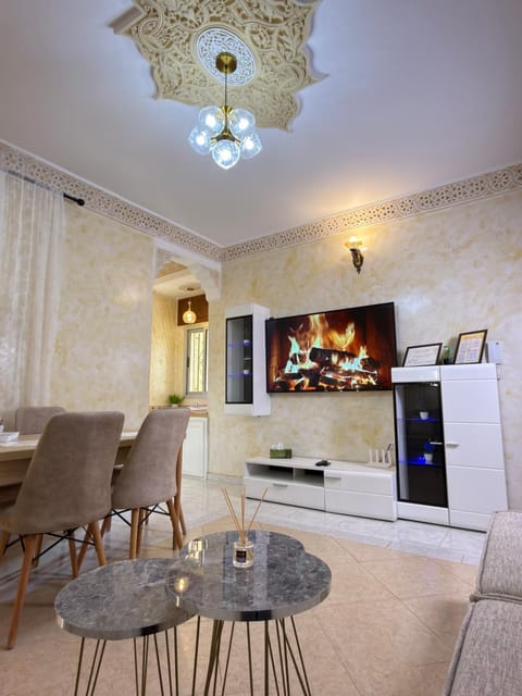 Coffee/tea facilities, Living room, Seating area, Dining area