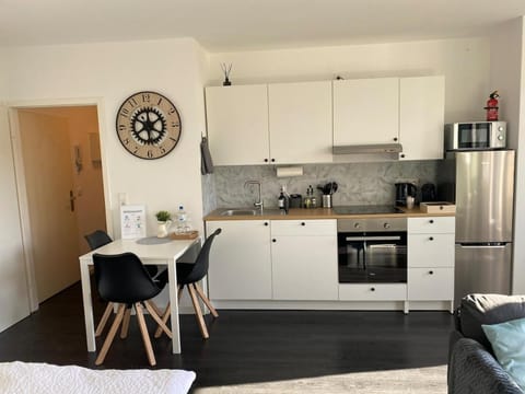 Coffee/tea facilities, Kitchen or kitchenette, Dining area, oven, stove, toaster