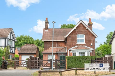 Property building, Day, Neighbourhood, Garden, Garden view, Street view