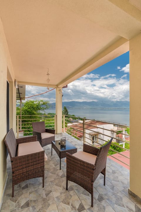 Balcony/Terrace, Lake view
