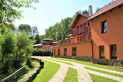 Property building, Restaurant/places to eat, Garden, Breakfast