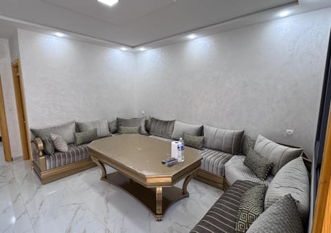 Restaurant/places to eat, Seating area, Guests