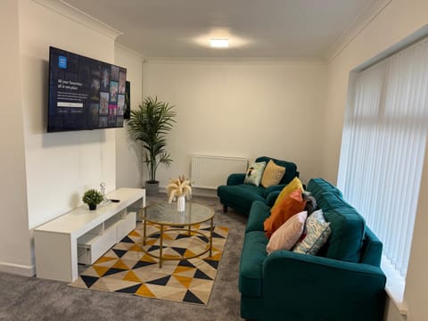 Communal lounge/ TV room, TV and multimedia, Living room, Seating area