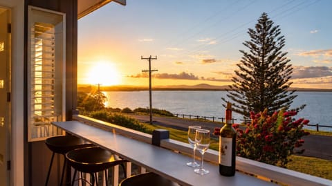 Property building, Facade/entrance, Beach, Beach, Sea view, Sea view, Location