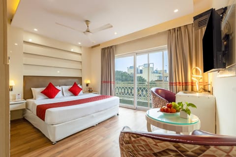 Bed, TV and multimedia, Photo of the whole room, Seating area, Bedroom