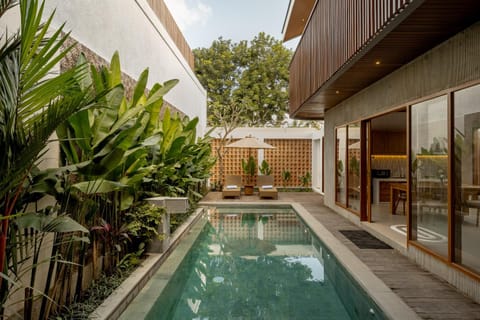 Property building, Patio, Garden, Garden view, Pool view, Swimming pool, sunbed