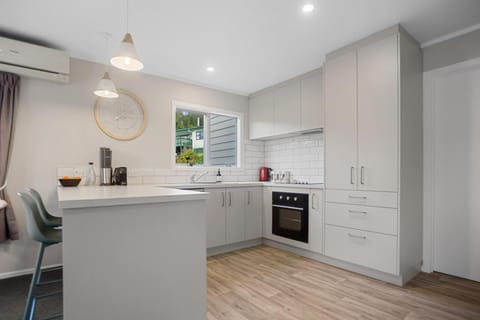 Coffee/tea facilities, Kitchen or kitchenette, Dining area, dishwasher, heating, microwave, oven, stove, toaster, air conditioner