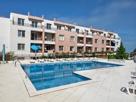 Property building, Swimming pool, sunbed