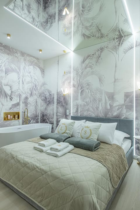 Bed, Hot Tub, Bedroom, Bath