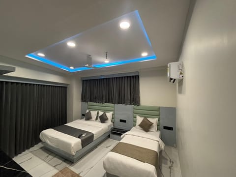 Bed, TV and multimedia, Photo of the whole room, towels