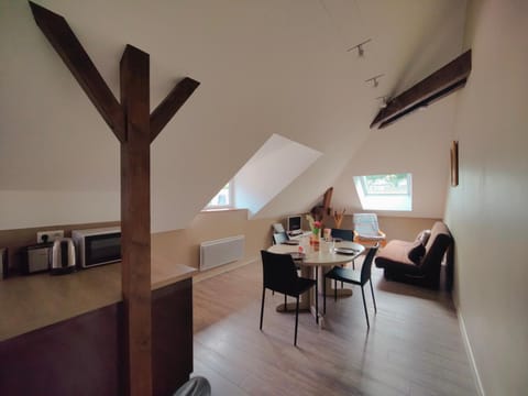 TV and multimedia, Coffee/tea facilities, Kitchen or kitchenette, Living room, Seating area, Dining area