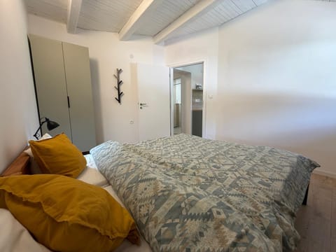Photo of the whole room, Bedroom, wardrobe