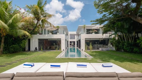Property building, Patio, Spring, Day, Garden, Garden view, Pool view, Swimming pool, sunbed