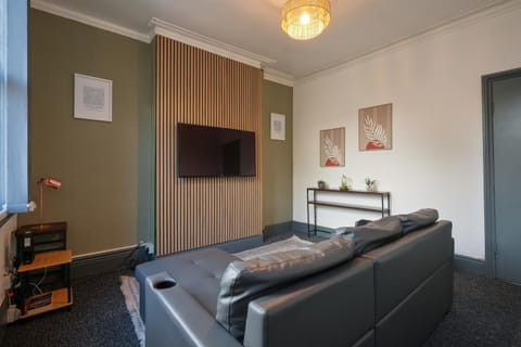 TV and multimedia, Living room, Seating area, Evening entertainment