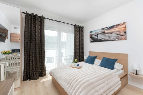 Bed, Photo of the whole room, Seating area, Dining area, towels