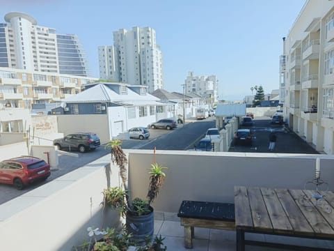 Neighbourhood, View (from property/room), Balcony/Terrace, Street view, Location