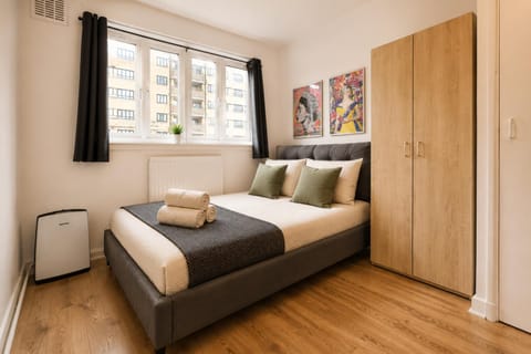 Bed, Photo of the whole room, Decorative detail, Bedroom, heating, internet, towels, wardrobe