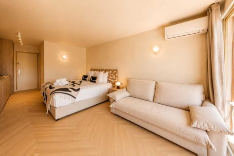 Bed, Living room, Photo of the whole room, Bedroom