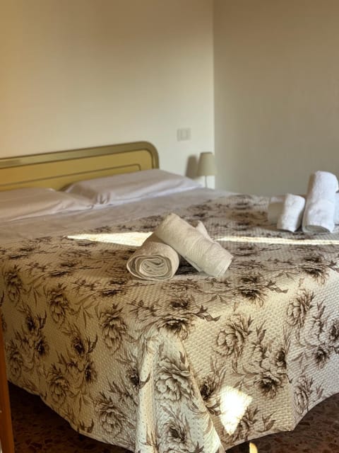 Bedroom, towels