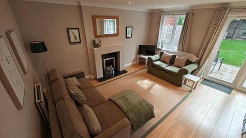 Communal lounge/ TV room, TV and multimedia, Living room, Seating area
