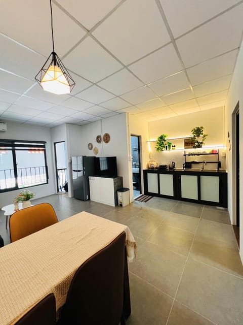Communal lounge/ TV room, Kitchen or kitchenette, stove