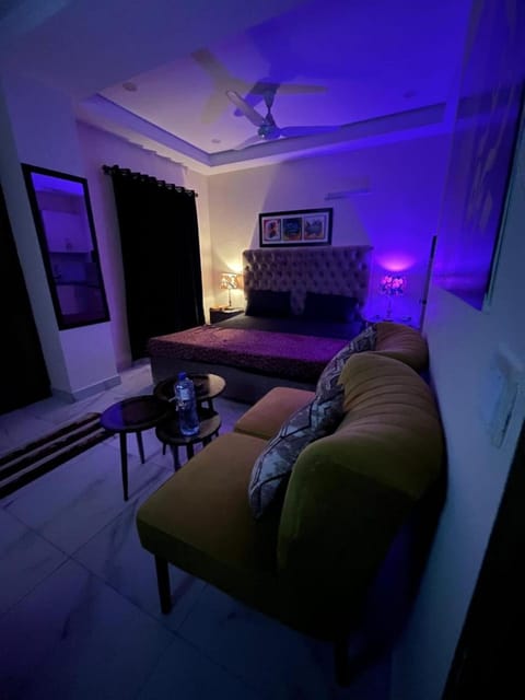 TV and multimedia, Living room, Seating area, Bedroom, fireplace