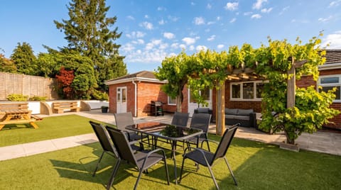 Property building, Patio, Day, Garden, Dining area, Garden view