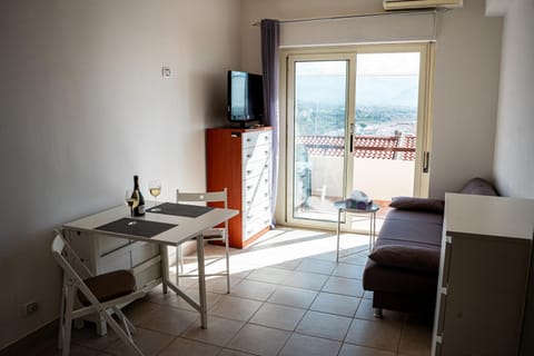 TV and multimedia, Living room, Seating area, Dining area, air conditioner