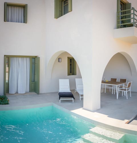 Property building, Day, View (from property/room), Balcony/Terrace, Pool view, Swimming pool, sunbed