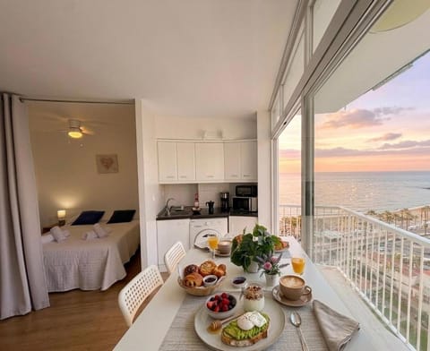 View (from property/room), Balcony/Terrace, Kitchen or kitchenette, Dining area, Bedroom, Sea view