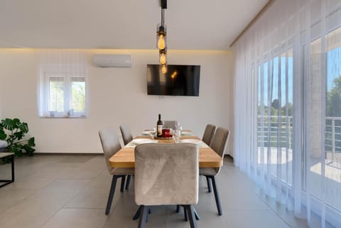 TV and multimedia, Dining area, air conditioner