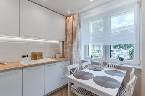 Kitchen or kitchenette, Dining area, stove