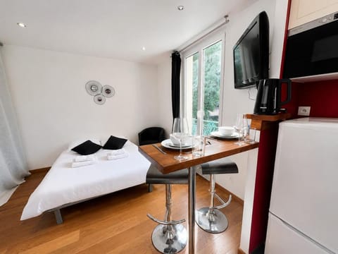 Communal lounge/ TV room, Bed, TV and multimedia, Kitchen or kitchenette, Living room, Photo of the whole room, Seating area, Dining area, Bedroom