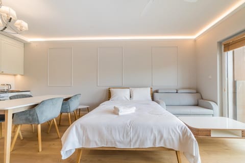 Bed, Living room, Photo of the whole room, Seating area, towels