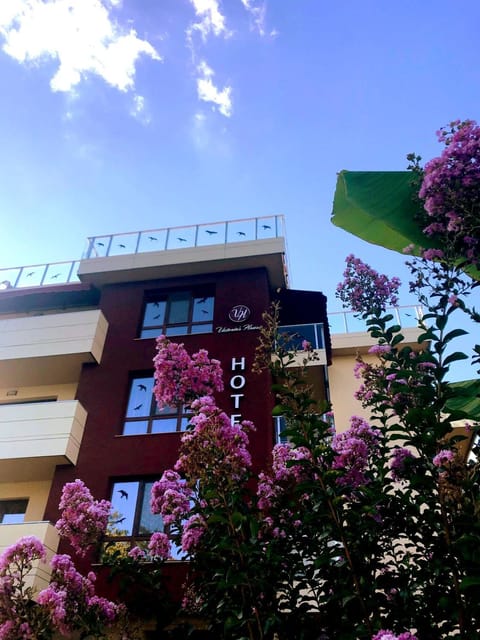 Patio, Facade/entrance, Day, Summer, Garden, On site