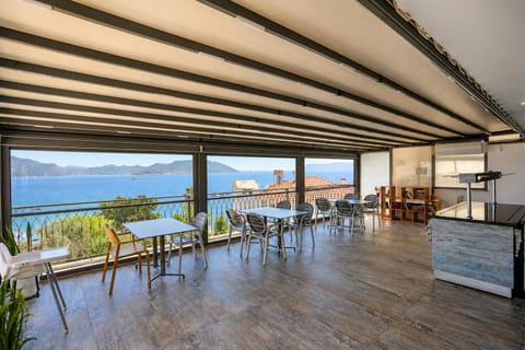 Communal lounge/ TV room, Library, Coffee/tea facilities, Balcony/Terrace, Kitchen or kitchenette, Seating area, Communal kitchen, Sea view