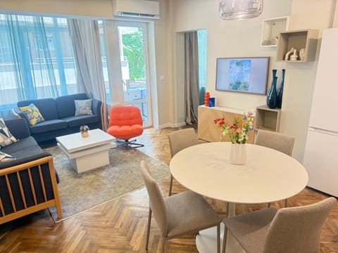 TV and multimedia, Living room, Seating area, Dining area