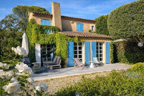 Property building, Garden, Garden view, sunbed
