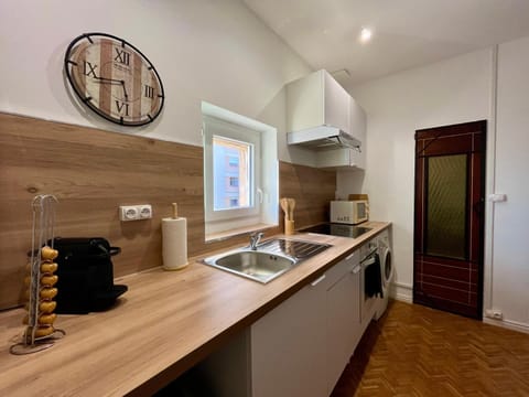 Coffee/tea facilities, microwave, oven, stove, washing machine, kitchen